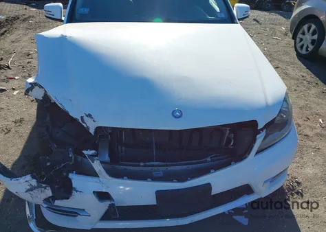 2013 Mercedes-Benz C 300 Sport 4Matic z USA, uszkodzony, nr VIN WDDGF8AB0DA811508